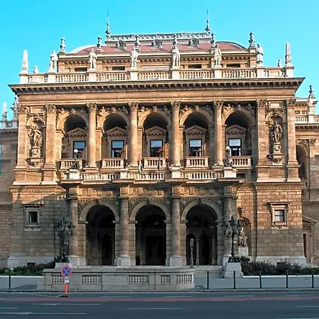 Gardens & Wellness 4* Budapest